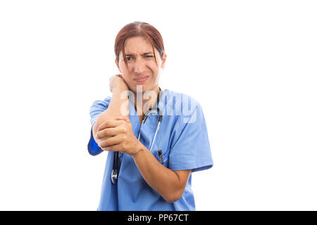 L'hôpital des femmes nurse holding douloureux coude blessé avec l'expression clinique de la douleur comme une blessure physique concept isolé sur fond blanc Banque D'Images