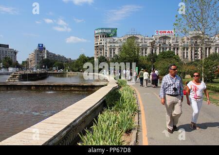 Bucarest, Roumanie - 19 août : personnes visitent Piata Unirii square le 19 août 2012 à Bucarest, Roumanie. En 2009, Bucarest a été le plus visité 21 Banque D'Images