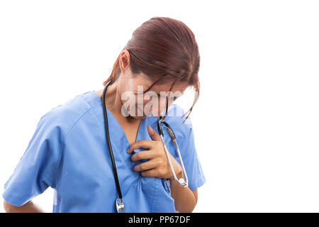 Épuisé infirmière zone cœur douloureux saisissant avec la main qu'une crise cardiaque maladie cardiaque concept isolé sur fond blanc Banque D'Images