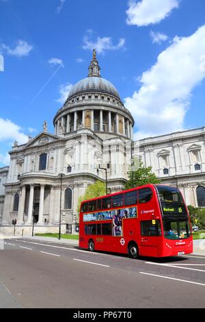 Londres, Royaume-Uni - 13 MAI 2012 : London Bus tour à Londres. En 2012, LB sert 19 000 arrêts de bus avec une flotte de 8 000 bus. Un jour de semaine 6 millio Banque D'Images