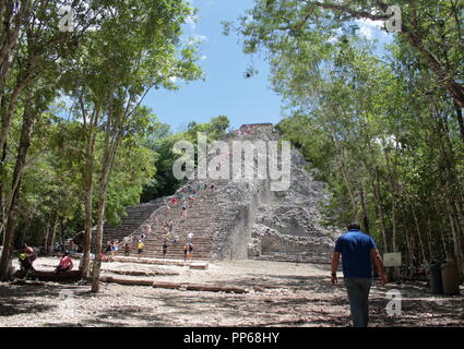 Les touristes qui visitent le site archéologique de Coba au Mexique avec sa belle 45 mètres de haut où l'escalade de la pyramide est au risque de l'lui Banque D'Images