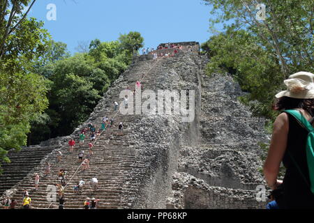 Les touristes qui visitent le site archéologique de Coba au Mexique avec sa belle 45 mètres de haut où l'escalade de la pyramide est au risque de l'lui Banque D'Images