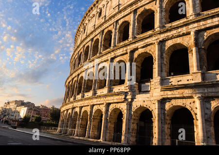 Façade de Colisée dans les nuages, Rome, Italie Banque D'Images