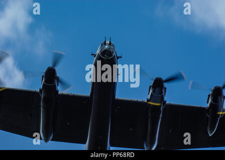 Avro Lancaster de la RAF, Royal Air Force Battle of Britain Memorial Flight volant au-dessus du ciel bleu. Fenêtre de position des dispositifs d'aide à la bombe Banque D'Images