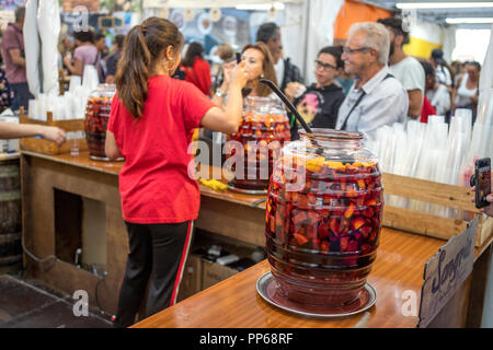 Femme boire du vin Sangria avec des fruits frais, Portugal, Lisbonne. Banque D'Images