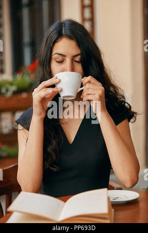 Jeune femme arabe de boire du café dans un café Banque D'Images