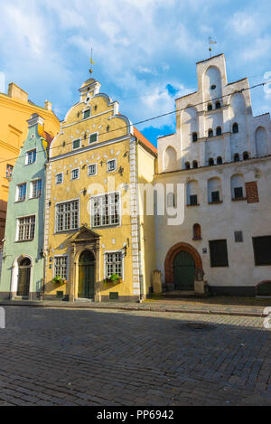 Médiéval de Riga, vue sur les trois frères bâtiments dans la vieille ville médiévale de Doma Laukums salon de la ville. Numéro 17 est la plus ancienne maison de Riga. Banque D'Images