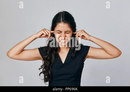 Femme qui a fermé ses oreilles. Elle ne veut pas entendre Banque D'Images