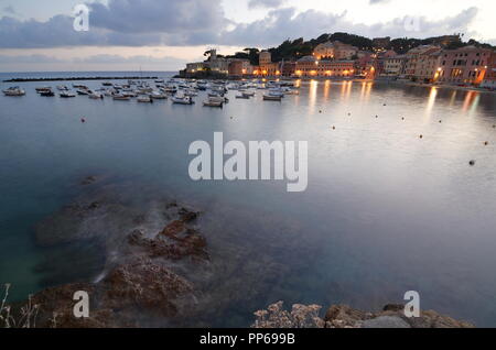 Heure bleue à Baia del Silenzio. Sestri Levante. La Ligurie. Italie Banque D'Images