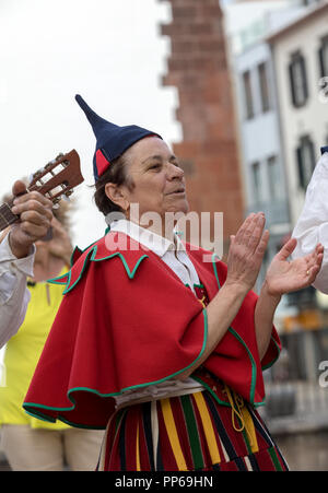 Paris, France - 19 Avril 2018 : Des musiciens et danseurs d'effectuer sur l'Avenida Arriaga à Funchal sur l'île de Madère, au Portugal. Banque D'Images