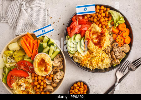 Bols de Bouddha avec des légumes, champignons, boulgour, pois chiches cuits et l'hummus. Fond blanc, vue du dessus. La nourriture végétalienne saine concept. Banque D'Images