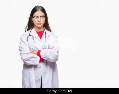 Jeune femme médecin arabe sur fond isolé sceptique et nerveux, désapprouvant expression sur le visage avec les bras croisés. Personne négative. Banque D'Images