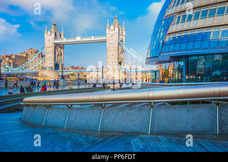 Londres, Royaume-Uni - 14 mai 2018 : View of Tower bridge sur la Tamise avec l'hôtel de ville sur la rive sud de la Tamise Banque D'Images