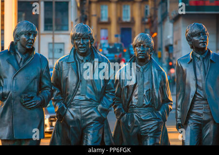 Liverpool, Royaume-Uni - 17 mai 2018 : statue en bronze des Beatles se trouve à la tête de la jetée sur le côté du fleuve Mersey, sculptée par Andrew Edwards et érigée Banque D'Images