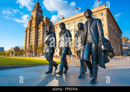 Liverpool, Royaume-Uni - 17 mai 2018 : statue en bronze des Beatles se trouve à la tête de la jetée sur le côté du fleuve Mersey, sculptée par Andrew Edwards et érigée Banque D'Images