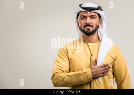 Portrait d'homme arabe avec kandora dans un studio Banque D'Images