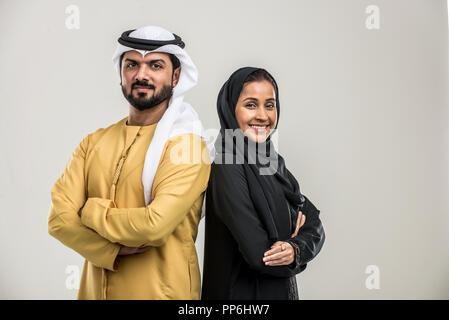 Portrait de l'arabe couple avec les vêtements traditionnels dans un studio Banque D'Images