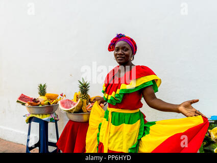 Cartagena Colombie. Mars 2018. Vue d'un vendeur de fruits colorés habillés à Cartagena en Colombie Banque D'Images