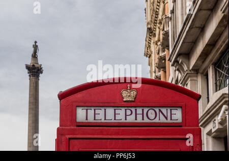 Londres. Septembre 2018. Une vue d'une cabine téléphonique rouge et Nelsons column dans l'arrière-plan de Westminster à Londres Banque D'Images