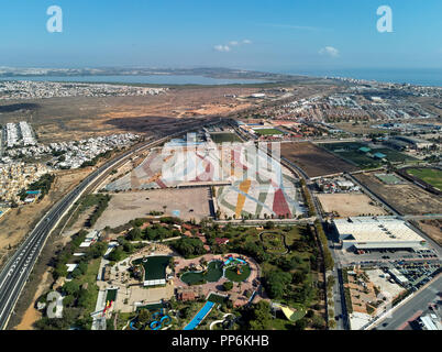 Photographie aérienne townscape, parc aquatique populaire célèbre lieu de Torrevieja. Voir ci-dessus de l'aire de stationnement du marché vide, carré pour le transport. Espagne Banque D'Images