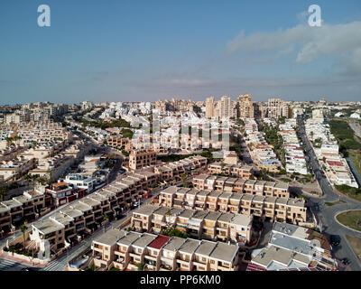 Photo panoramique de l'antenne réseau express régional maisons de Miromar zone résidentielle de La Mata. Vue d'en haut au-dessus de paysage urbain paysage urbain. Province d'Alicante Costa Blanca Banque D'Images