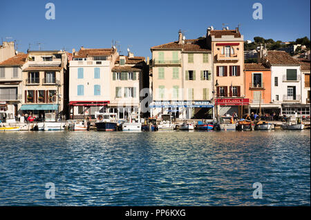 Le paisible port de Cassis antique en France à la lumière du soleil, vue de face. Banque D'Images