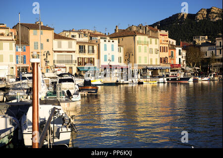 Le paisible port de Cassis antique en France dans des rayons du soleil. Banque D'Images