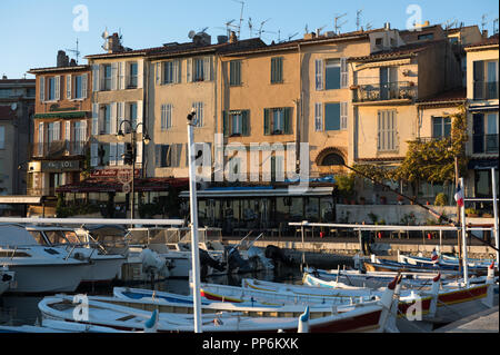 Le paisible port de Cassis antique en France dans le coucher du soleil. Banque D'Images