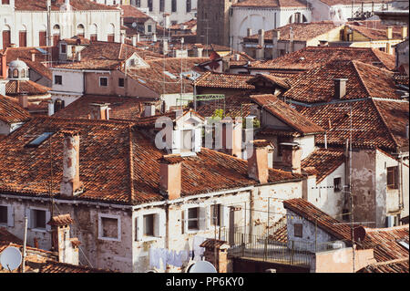 Toits de tuiles brunes de l'ancienne Venise. Banque D'Images