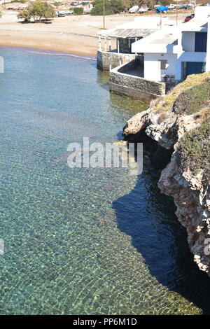 Grèce, l'île calme, charmante et traditionnelle de Sikinos. Les eaux cristallines de la mer Égée se prolongent sur la plage du port. Banque D'Images