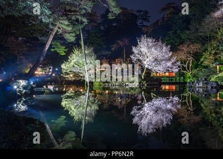 Jardins Kenrokuen par nuit, reflétée dans l'eau, Kanazawa, Japon Banque D'Images