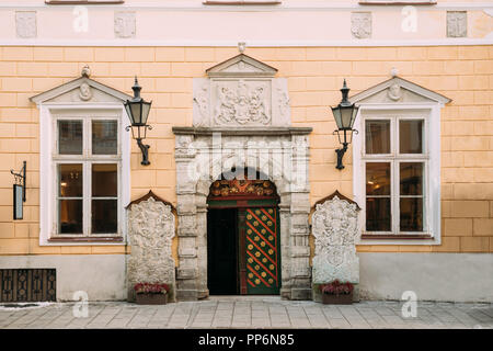 Tallinn, Estonie. Entrée de la Chambre des points noirs ou Maison de la Fraternité des Têtes Noires. Banque D'Images