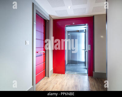 Porte avant de plusieurs appartements et d'un ascenseur dans un immeuble d'appartements Banque D'Images