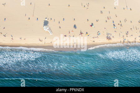 La plage de Santa Monica, drone - Personnes à bronzer sur la plage et nager dans l'océan Banque D'Images