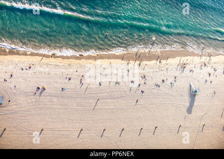 La plage de Santa Monica, drone - Personnes à bronzer sur la plage et nager dans l'océan Banque D'Images