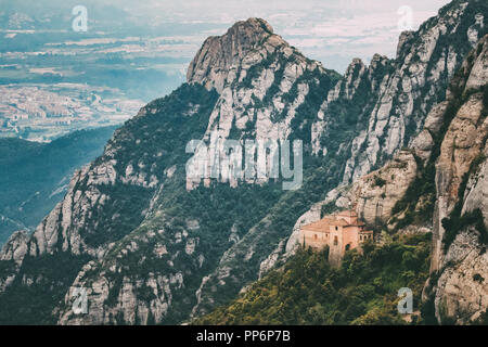 Montserrat, en Catalogne, Espagne. Vue de dessus de colline Grotte Santa Cova de Montserrat ou Cangas de Montserrat en journée d'été. Santa Maria de Montserrat Banque D'Images