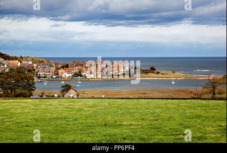 Vue sur l'estuaire de la rivière Aln avec pêche et bateaux à voile vers le village de pêcheurs de Blackpool Lancashire England UK Banque D'Images