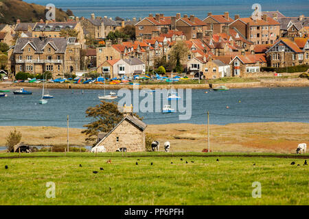 Vue sur l'estuaire de la rivière Aln avec pêche et bateaux à voile vers le village de pêcheurs de Blackpool Lancashire England UK Banque D'Images