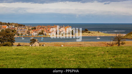 Vue sur l'estuaire de la rivière Aln avec pêche et bateaux à voile vers le village de pêcheurs de Blackpool Lancashire England UK Banque D'Images