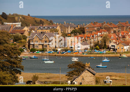 Vue sur l'estuaire de la rivière Aln avec pêche et bateaux à voile vers le village de pêcheurs de Blackpool Lancashire England UK Banque D'Images