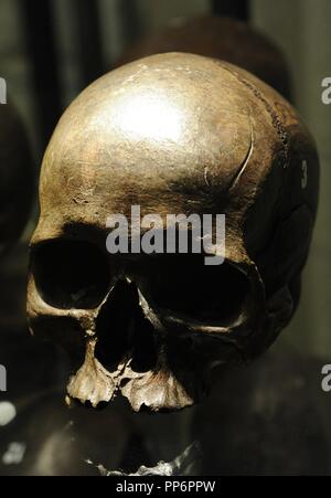 La préhistoire. La Finlande. L'Europe. Levanluhta zones marécageuses. Cent personnes ont été enterrés à l'ancien lac dans l'âge de fer. Bijoux trouvés enterrés avec eux. Datée de la 300 à 700 BC. Le Musée National de Finlande. Helsinki. Banque D'Images