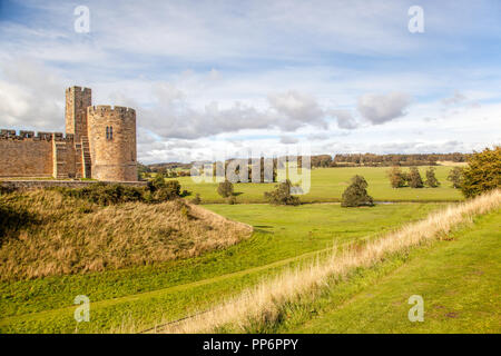Château d'Alnwick et terrains siège du Percy famille et maison ancestrale au duc de Northumberland dans la campagne du Northumberland England UK Banque D'Images