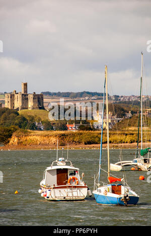 Château de Warkworth vu du port à l'Amblève dans tout l'estuaire et la rivière coquet avec voile et bateaux de pêche amarré le Northumberland England UK Banque D'Images