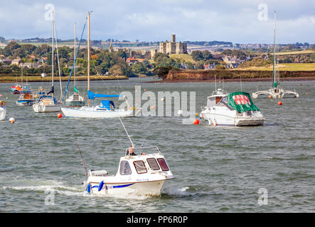 Château de Warkworth vu du port à l'Amblève dans tout l'estuaire et la rivière coquet avec voile et bateaux de pêche amarré le Northumberland England UK Banque D'Images