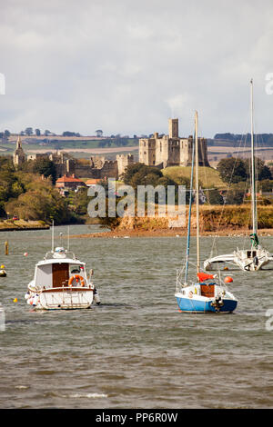 Château de Warkworth vu du port à l'Amblève dans tout l'estuaire et la rivière coquet avec voile et bateaux de pêche amarré le Northumberland England UK Banque D'Images