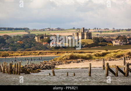 Château de Warkworth vu du port à l'Amblève dans tout l'estuaire et la rivière Coquet Northumberland England UK Banque D'Images