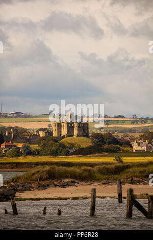 Château de Warkworth vu du port à l'Amblève dans tout l'estuaire et la rivière Coquet Northumberland England UK Banque D'Images