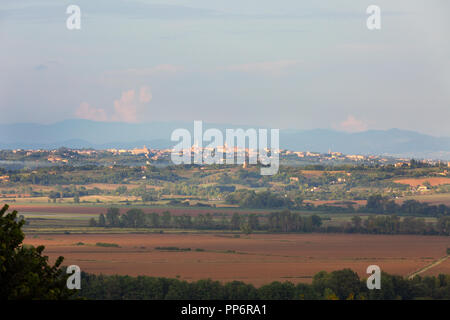 Paysage de Toscane en regardant vers la ville de Sienne dans la distance, Sienne, Toscane Italie Europe Banque D'Images