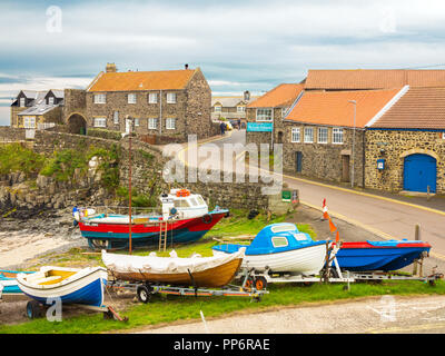 Le port des bateaux de pêche dans le village de Craster Northumberland England UK sur la côte nord-est accueil à l'kippers Craster Banque D'Images