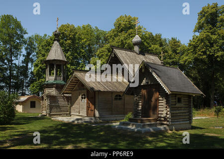 Église en bois traditionnel russe dans l'Eglise orthodoxe russe de Skete All-Saints-de-Russie (Ermitage de Tous-les-Saints-de-Russie) à côté du cimetière militaire russe (Cimetière militaire russe) dans la région de Mourmelon-le-Grand près de Mourmelon-le-Grand en Marne région au nord-est de la France. Tout à fait 915 soldats russes de la Force expéditionnaire russe tombé en France en 1916-1918 au cours de la Première Guerre mondiale sont enterrés au cimetière. Banque D'Images